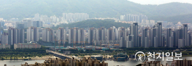 [천지일보=남승우 기자] 서울 용산구 남산서울타워에서 바라본 서초구 일대 아파트 단지의 모습. ⓒ천지일보 2021.7.2