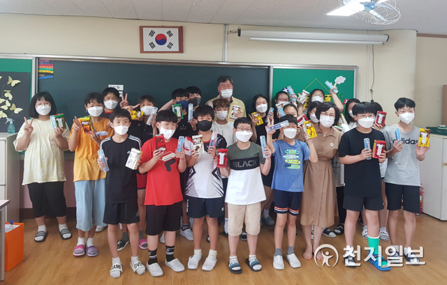 순창중앙초등학교 학생들이 코로나19 방역 일선에서 고충을 겪는 의료진에게 고마움을 담아 쓴 편지와 함께 기념사진을 촬영하고 있다. (제공: 순창군) ⓒ천지일보 2021.7.22