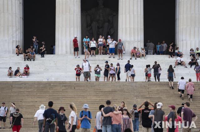7일(현지시간) 미국 워싱턴 D.C. 링컨 기념관을 시민들이 방문했다. (출처: 뉴시스)