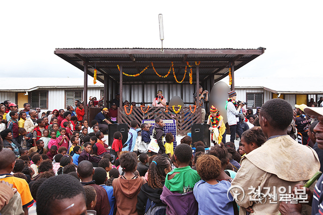 2013년 3월 7일 파푸아뉴기니 수장인 피터 오닐 총리의 고향 팡기야에 모인 여러 부족민들이 이만희 대표의 평화강연을 듣고 있다. (제공:HWPL) ⓒ천지일보 2021.7.23