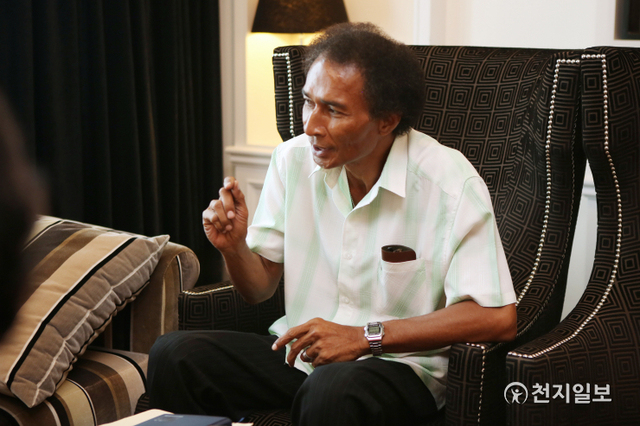 2013년 3월 8일 파푸아뉴기니 목화자총연합회 대표 시몬 사무엘 목사. 사무엘 목사는 이 대표의 영성에 감탄해 성경 가르침을 부탁했다. (제공:HWPL) ⓒ천지일보 2021.7.23