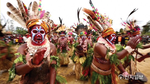 2013년 3월 7일 얄리부의 싱싱 축제에서 파푸아뉴기니 부족 주민들이 전통춤과 노래를 선보이며 이만희 대표를 환영하고 있다. (제공:HWPL) ⓒ천지일보 2021.7.23
