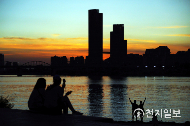 [천지일보=남승우 기자] 무더위가 이어진 21일 저녁 서울 서초구 반포한강공원을 찾은 시민들이 한두 명씩 모여서 노을을 바라보며 더위를 달래고 있다. ⓒ천지일보 2021.7.23
