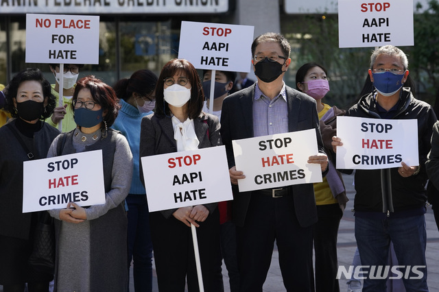 [로스앤젤레스=AP/뉴시스]22일(현지시간) 미 캘리포니아주 로스앤젤레스에서 열린 아시아계 미국인에 대한 폭력 중단 촉구 기자회견에 참석한 시위대가 '증오 범죄 중단'이라고 쓰인 팻말을 들고 있다.