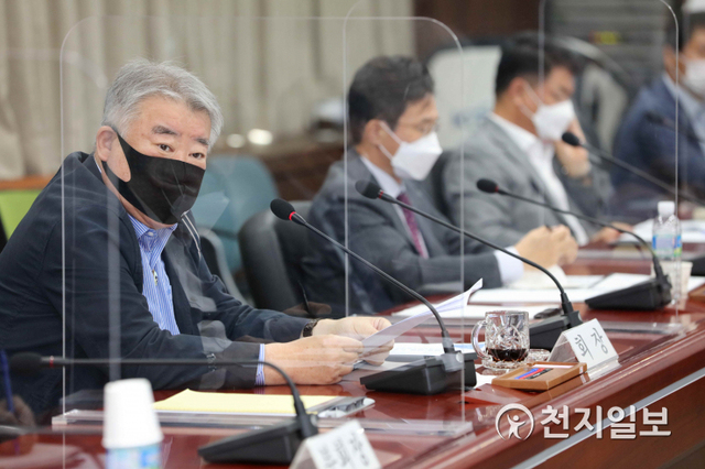 김우남 회장(왼쪽)이 22일 주요현안 설명회에서 발언하고 있다. (제공: 한국마사회) ⓒ천지일보 2021.7.23