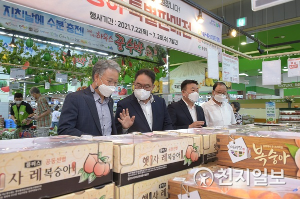 21일 하나로마트 양재점에서 농협경제지주 하명곤 판매유통본부장(왼쪽 첫번째)과 농협은행 지준섭 부행장(왼쪽 두 번째)·충청북도 정경화 농정국장(왼쪽 세번째)·감공농협 권태화 조합장(왼쪽 네번째)이 복숭아를 살펴보고 있다. (제공: 농협경제지주) ⓒ천지일보 2021.7.23