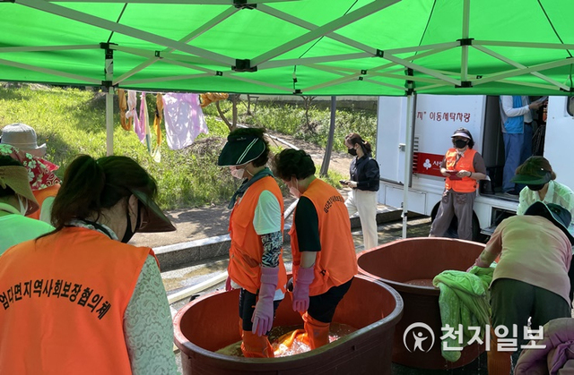 자원봉사자들이 세탁봉사를 하고 있다. (제공: 함평군) ⓒ천지일보 2021.7.23