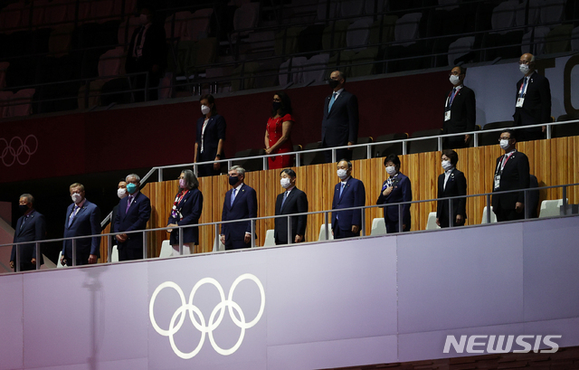 [도쿄(일본)=뉴시스] 나루히토 일왕과 토마스 바흐 국제올림픽위원회 위원장이 23일 오후 일본 도쿄 국립경기장에서 열린 2020 도쿄올림픽 개막식에서 국민의례를 하고 있다. (공동취재사진)