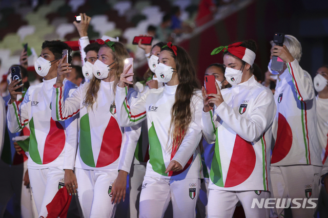 23일 오후 일본 도쿄 국립경기장에서 열린 2020 도쿄올림픽 개막식에서 이탈리아 선수들이 입장하고 있다. (출처: 뉴시스)