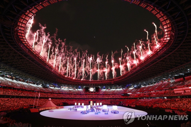 (도쿄=연합뉴스)  23일 일본 도쿄 신주쿠 국립경기장에서 열린 2020 도쿄올림픽 개막식에서 화려한 불꽃이 올림픽 개막을 알리고 있다.