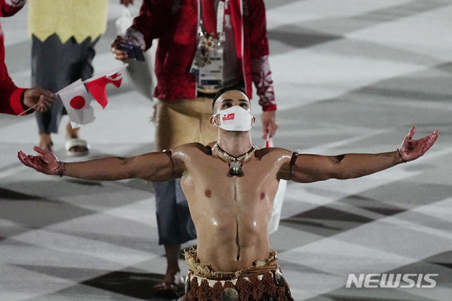 23일(현지시간) 통가의 피타 타우파토푸아 선수가 일본 도쿄 올림픽 스타디움 개막식에서 퍼레이드를 하고 있다. (출처: 뉴시스)