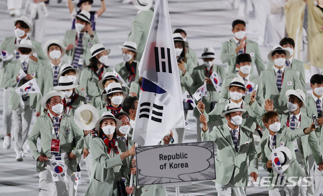 [도쿄(일본)=뉴시스] 23일 오후 일본 도쿄 국립경기장에서 열린 2020 도쿄올림픽 개막식에서 대한민국 선수들이 입장하고 있다. (공동취재사진)