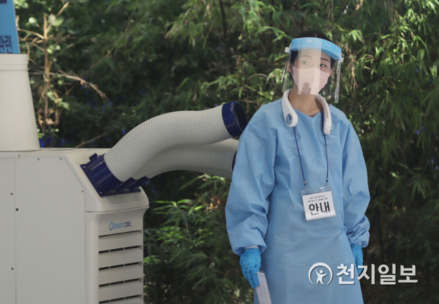 [천지일보=남승우 기자] 전국 대부분 지역에 폭염 특보가 발효된 23일 오전 서울 동작구 보건소에 마련된 선별진료소에서 한 의료진이 냉풍기 앞에 서서 더위를 식히고 있다. 방역당국에 따르면 이날 신종 코로나바이러스 감염증(코로나19) 신규 확진자가 1630명으로 집계됐다. ⓒ천지일보 2021.7.23