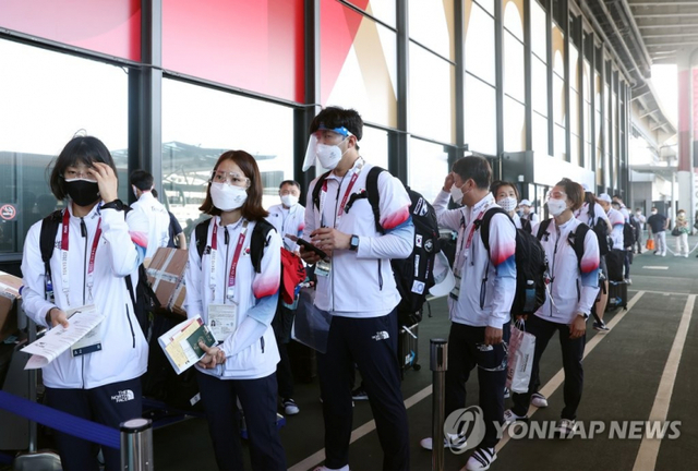 (나리타=연합뉴스) 도쿄올림픽에 출전하는 태권도 대표팀 선수들이 21일 오후 나리타 국제공항에 도착해 이동하고 있다. 2021.7.21