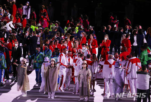 [도쿄(일본)=뉴시스] 최진석 기자 = 23일 오후 일본 도쿄 국립경기장에서 열린 2020 도쿄올림픽 개막식에서 마스크를 벗은 선수들이 곳곳에서 보이고 있다. (공동취재사진)