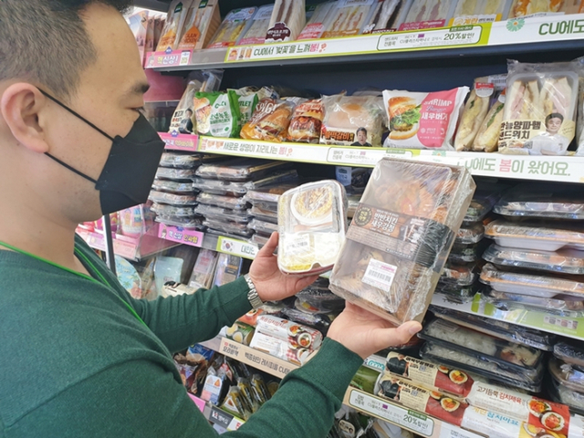 편의점 CU를 방문한 고객이 도시락을 살펴보고 있다. (제공: BGF리테일) ⓒ천지일보 2020.5.19