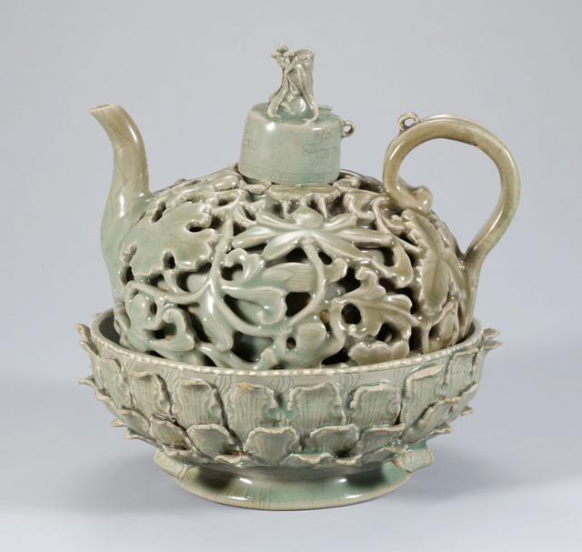 '고려청자 연꽃모양 영기문을 받든 동자들 투각문양 주전자와 승반' (제공: 강우방 일향한국미술사연구원장) ⓒ천지일보 2021.7.24