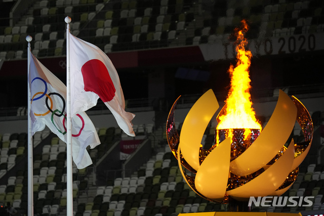 23일(현지시간) 일본 도쿄 올림픽 스타디움에서 열린 2020년 하계 올림픽 개막식 중 올림픽 성화가 타오르고 있다. (출처: 뉴시스)