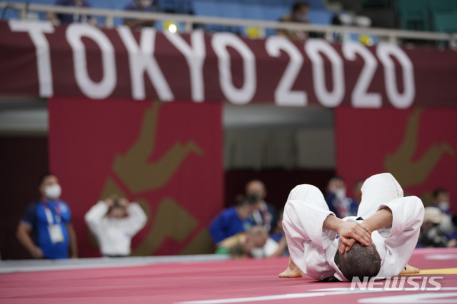 삭발 투혼을 보여준 유도의 강유정이 경기에 패한 후 아쉬워하고 있다. (출처: 뉴시스)