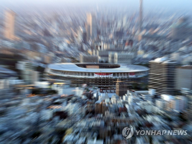지난 21일 오후 일본 도쿄도(東京都)의 한 고층 건물에서 올림픽 메인 스타디움으로 사용될 일본 국립경기장이 보인다. (출처: 연합뉴스)