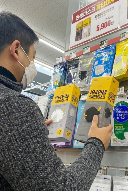고객이 이마트24에서 마스크를 고르고 있다. (제공: 이마트24)