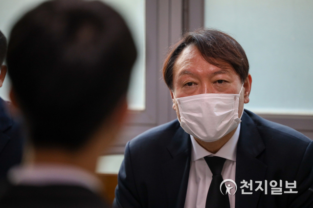 [천지일보=박준성 기자] 범야권 유력 대선주자인 윤석열 전 검찰총장이 22일 인천시 동구 청기와 장례식장에 마련된 천안함 용사 故 정종율 상사의 부인 故 정경옥씨의 빈소를 찾아 유족을 위로하고 있다. (제공: 윤석열 캠프) ⓒ천지일보 2021.7.22