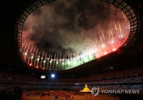 23일 일본 도쿄 신주쿠 국립경기장에서 열린 2020 도쿄올림픽 개막식에서 불꽃이 타오르고 있다. (출처: 연합뉴스)
