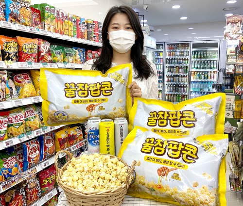 모델이 꿀잠팝콘을 선보이고 있다. (제공: 세븐일레븐)