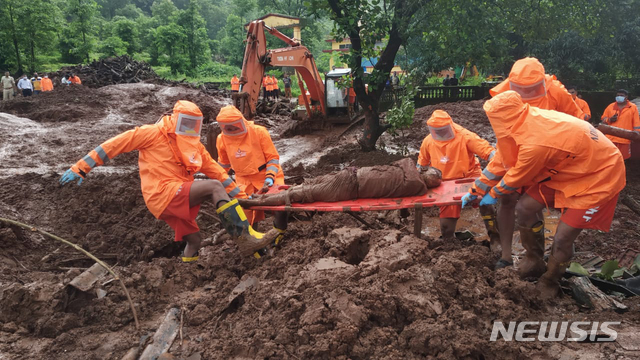 25일 인도 서부 마하라슈트라주의 라트나기리에서 국가재난대응군 구조대가 산사태 희생자의 시신을 수습하고 있다. 최근 인도 서부에서 발생한 산사태와 폭우로 최소 136명이 사망했다. (출처: 뉴시스)