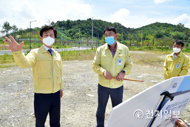 [천지일보 진주=최혜인 기자] 진주시가 지난 5월 문화체육관광부와 한국콘텐츠진흥원에서 공모한 e스포츠 상설경기장 구축 지원사업에 선정된 가운데 조규일 시장(왼쪽)이 23일 가좌동 신진주역세권 사업현장을 찾아 추진현황을 점검하고 있다.e스포츠 경기장은 내년 11월까지 국비 30억원 등 총 127억을 투입해 3372㎡ 면적에 지상 2층 규모로 700석의 주 경기장과 500석의 보조경기장을 극장형으로 구축하게 된다.이날 조규일 시장은 “e스포츠 상설경기장은 서부경남의 콘텐츠산업 발전을 위한 초석으로 게임과 문화를 즐기는 시민들의 명소가 될 것으로 기대한다”며 “e스포츠 수요층의 의견을 적극 반영해 성공적으로 구축될 수 있도록 최선을 다할 것”이라고 말했다. (사진 제공: 진주시) ⓒ천지일보 2021.7.25