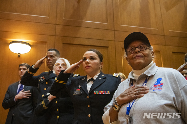 [AP/뉴시스] 미국의 각군 퇴역 여군들이 2020년 2월 일리노이주 행사에서 국가 연주에 경례하고 있다.
