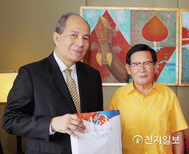 2013년 6월 19일 이 대표가 세계불교도우의회 팰럽 타이아리 사무총장을 만나 세계평화에 대한 비전을 제시한 후 함께 기념사진을 찍고 있다. (제공: HWPL) ⓒ천지일보 2021.7.25