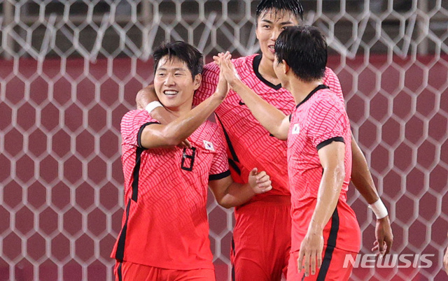 [가시마(일본)=뉴시스]  25일 오후(현지시간) 일본 이바라키 가시마 스타디움에서 열린 도쿄올림픽 남자축구 조별리그 B조 2차전 대한민국과 루마니아의 경기 후반전, 이강인이 골을 넣고 기뻐하고 있다.2021.07.25.