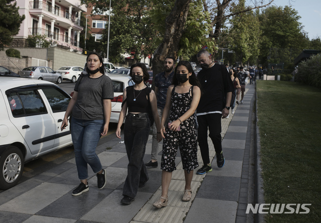 지난 10일(현지시간) 터키 앙카라에서 코로나19 확산 방지를 위해 일부 마스크를 쓴 시민들이 거리를 걷고 있다. 터키에서 발견된 델타 변이 환자 수가 지난주 284명에서 약 750명으로, 일주일 만에 두 배 이상 늘어났다고 13일 터키 보건부가 발표했다. 2021.07.14. (출처: 뉴시스)