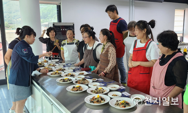 강원 정선 토속음식 맛 전수관에서 정선토속음식 강사 양성교육 참석자들이 전통음식을 만들어 전문강사로부터 평가를 받고 있다, (제공: 정선군청) ⓒ천지일보 2021.7.26