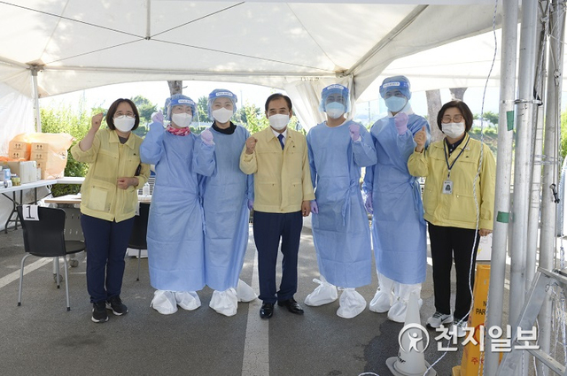 박윤국 포천시장이 지난 23일 코로나19 예방접종센터를 직접 방문해 코로나와 무더위에 지쳐 있는 관계자들의 노고를 격려한 후 기념사진을 찍고 있다. (제공: 포천시) ⓒ천지일보 2021.7.26