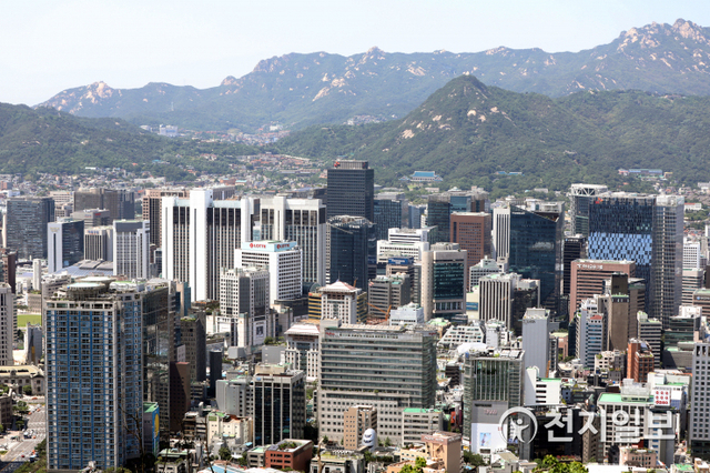 [천지일보=남승우 기자] 서울 남산에서 바라본 도심에 대기업 빌딩이 즐비한 모습. ⓒ천지일보 2020.6.17