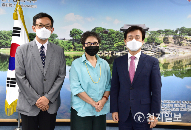 26일 진주시청 5층 기업인의 방에서 조규일 시장과 김홍남 전(前) 국립중앙박물관장, 장상훈 국립진주박물관장이 국·공립문화시설 유치 관련 간담회를 마치고 기념촬영을 하고 있다. (제공: 진주시) ⓒ천지일보 2021.7.26