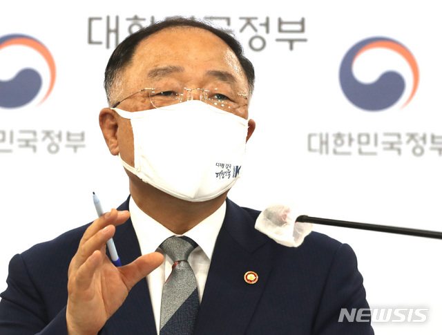 [서울=뉴시스] 전진환 기자 = 홍남기 경제부총리 겸 기획재정부장관이 23일 오후 서울 종로구 정부서울청사 브리핑룸에서 '2021 세법개정안' 브리핑을 하고 있다.