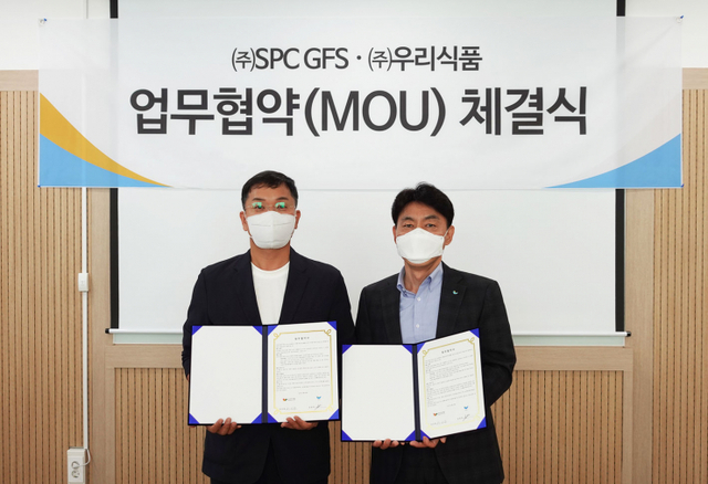 지난 26일 인천광역시 서구 우리식품 본사에서 진행된 ‘SPC GFS-우리식품 소스 개발 업무 협약식’에서 윤종학 SPC GFS 전무(오른쪽)와 허성용 우리식품 대표가 기념촬영을 하고 있다. (제공: SPC 삼립)
