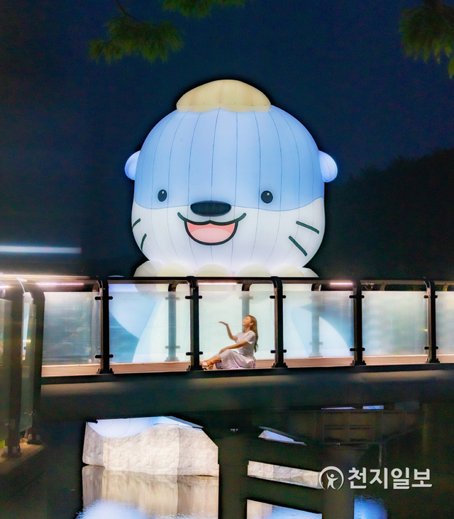 경남 금호지에 진주의 남강과 진양호에 서식하는 수달을 모티브로 제작된 높이 19m, 넓이 14m에 달하는 공공미술작품 ‘하모’가 전시돼 있다. (제공: 진주시) ⓒ천지일보 2021.7.27