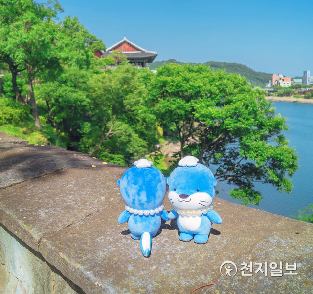 진주성과 진주 서식 수달 캐릭터 ‘하모’. (제공: 진주시) ⓒ천지일보 2021.7.27