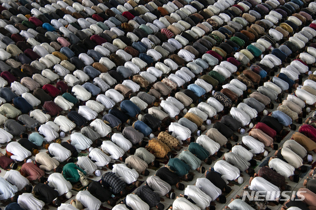 [록수마웨=AP/뉴시스] 20일(현지시간) 인도네시아 아체주 록수마웨의 한 사원에서 이슬람교도들이 이드 알-아드하(희생제) 기도를 하고 있다.