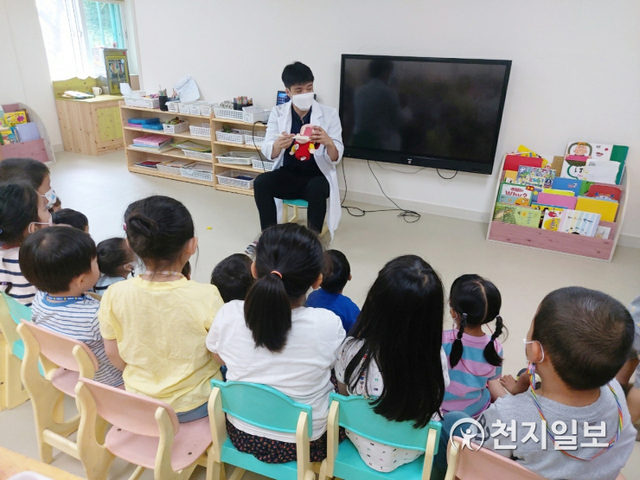 전북 정읍시보건소가 아동들의 구강건강 수준 향상을 위해 27일 지역아동센터를 방문해 아동들 대상 칫솔질 방법을 교육하고 있다. (제공: 정읍시) ⓒ천지일보 2021.7.27