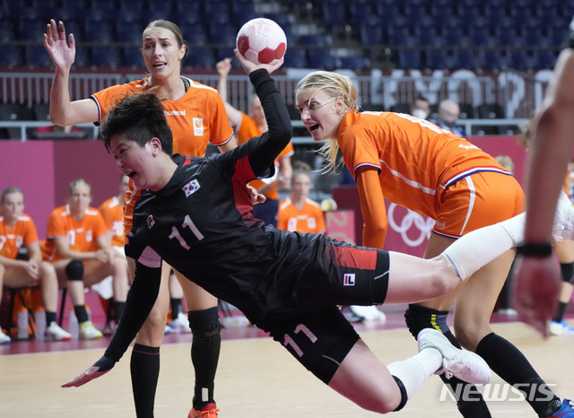 류인희가 27일 일본 도쿄에서 열린 2020 도쿄올림픽 여자핸드볼 A조 조별리그 2차전 한국과 네덜란드의 경기에서 슛을 하고 있다. (출처: 뉴시스)