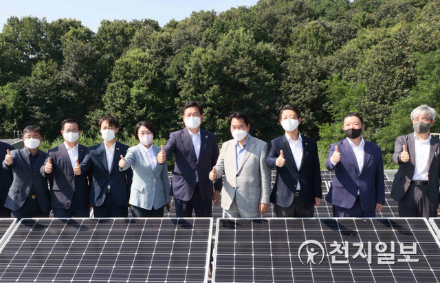 백군기 용인시장을 비롯한 국회의원들이 27일 ㈜신성이엔지를 방문해 태양광 발전시스템을 둘러보고 기념촬영을 하고 있다. (제공: 용인시) ⓒ천지일보 2021.7.27