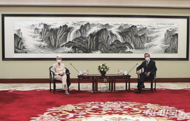 [톈진=AP/뉴시스] 미 국무부가 제공한 사진으로 26일 웬디 셔먼 부장관(왼쪽)이 중국 톈진에서 중국의 왕이 외교부장을 만나 회담에 앞서 포즈를 취하고 있다.  2021. 7. 26.