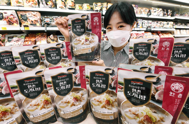 모델이 28일 서울 등촌동 홈플러스 강서점에서 ‘홈플러스 시그니처 한촌 도가니탕’을 선보이고 있다. (제공: 홈플러스)