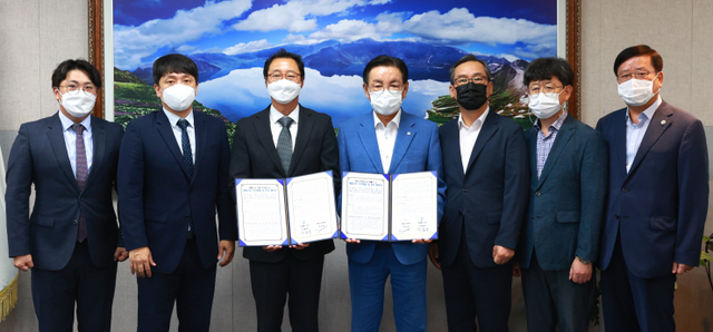 쿠팡이 계룡시청에서 열린 협약식에서 계룡시와 물류캠프 운영을 위한 업무협약(MOU)을 체결하고 최홍묵 계룡시장(왼쪽 네 번째), 김명규 쿠팡 전무(왼쪽 세 번째) 등 관계자들이 기념사진을 촬영하고 있다. (제공: 쿠팡)