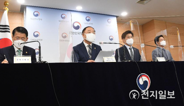 홍남기 부총리 겸 기재부 장관이 28일 정부서울청사 브리핑실에서 부동산 관계부처 합동브리핑을 하며 '국민께 드리는 말씀'을 발표하고 있다. 이날 브리핑에는 노형욱 국토교통부 장관과 은성수 금융위원장, 김창룡 경찰청장이 함께 참석했다. (제공: 기획재정부) ⓒ천지일보 2021.7.28